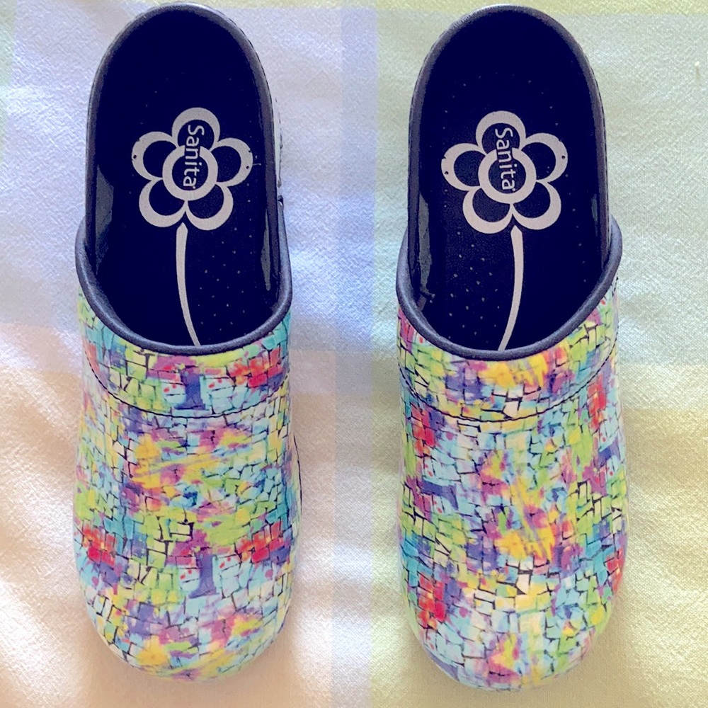 Multi- color Sanitas.
